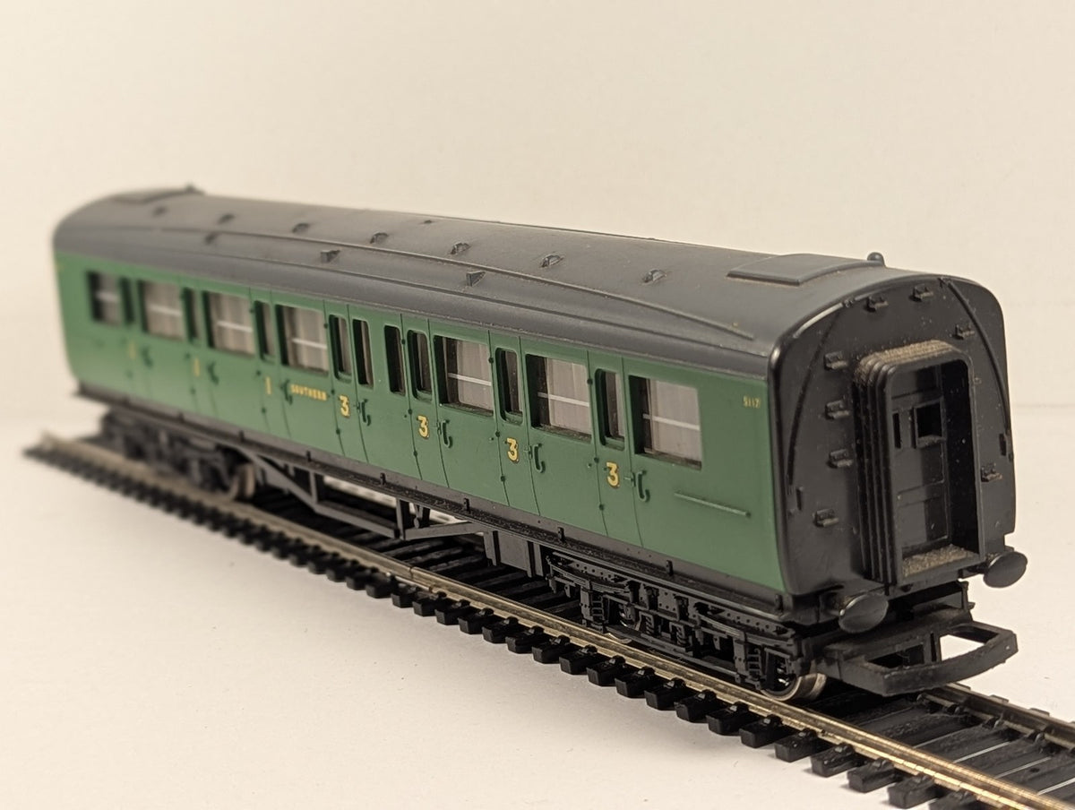 Hornby OO Gauge Maunsell Composite Coach Passenger Coach 5117 Southern Green