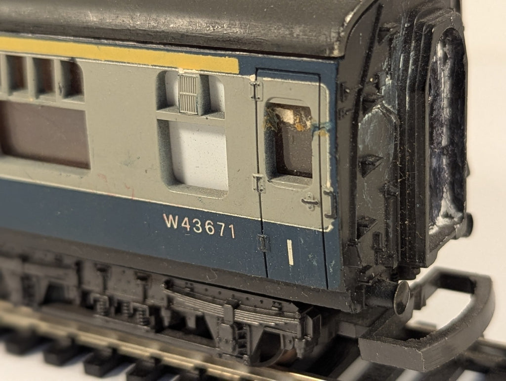 Lima 305335 OO Gauge BR Mk1 composite first Corridor Coach – Missing Buffer