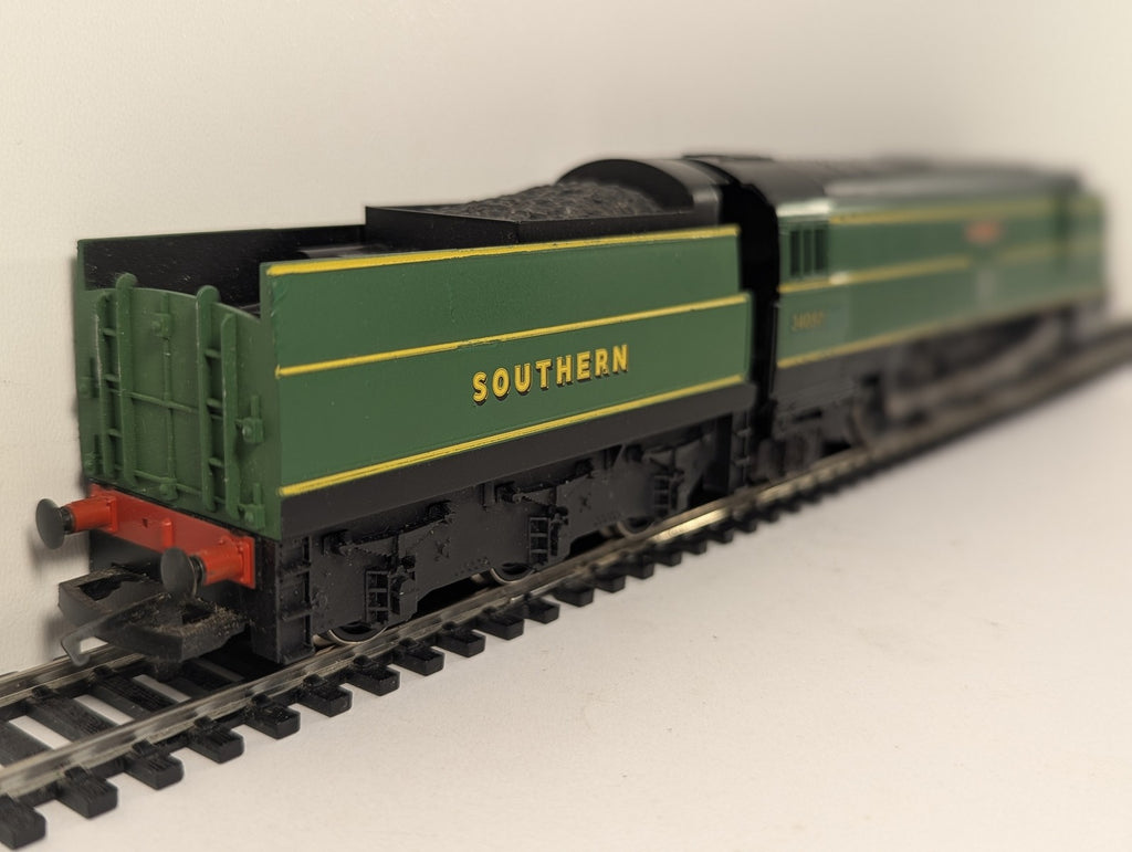 Hornby OO Gauge Battle of Britain Class 'Biggin Hill' Steam Locomotive 34057