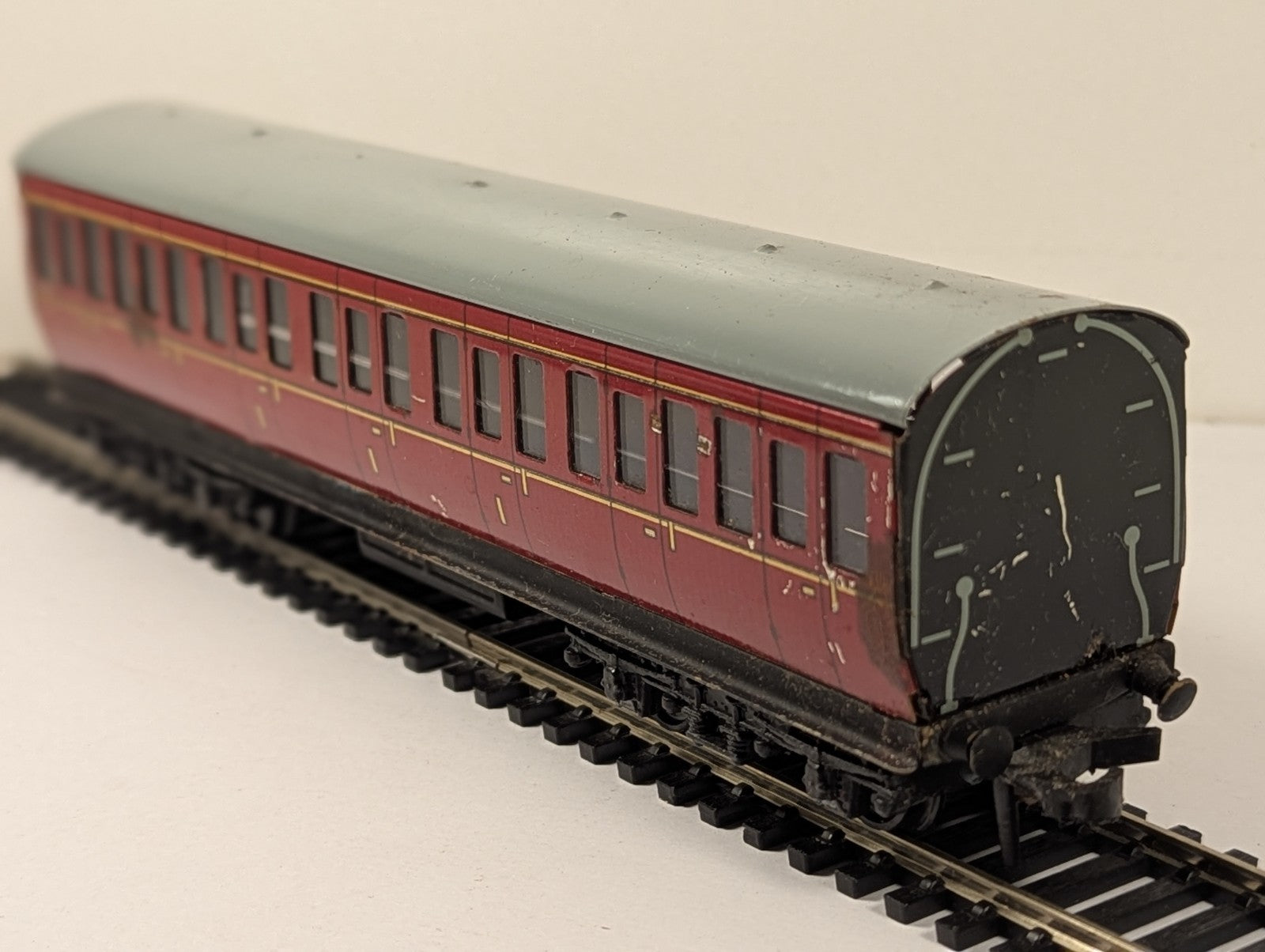 Hornby Dublo OO Gauge 32092 Maroon Suburban Coach