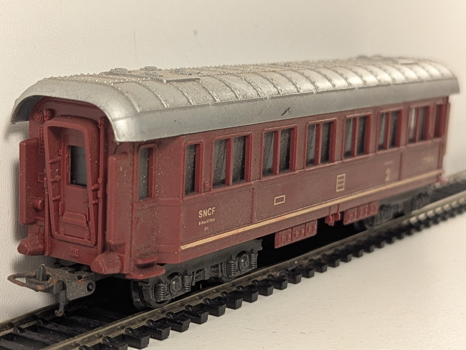 Lima HO Gauge SNCF 2nd Class Coach Passenger Coach 77104 SNCF Maroon