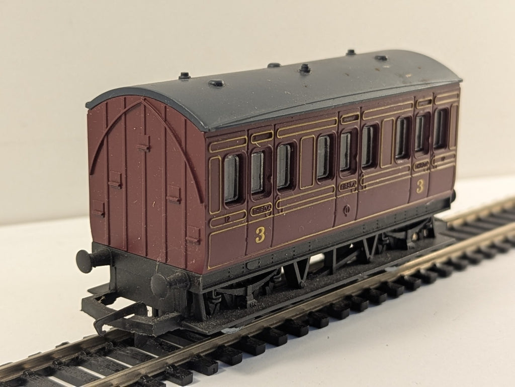 Hornby OO Gauge 4-Wheel Composite Coach Maroon