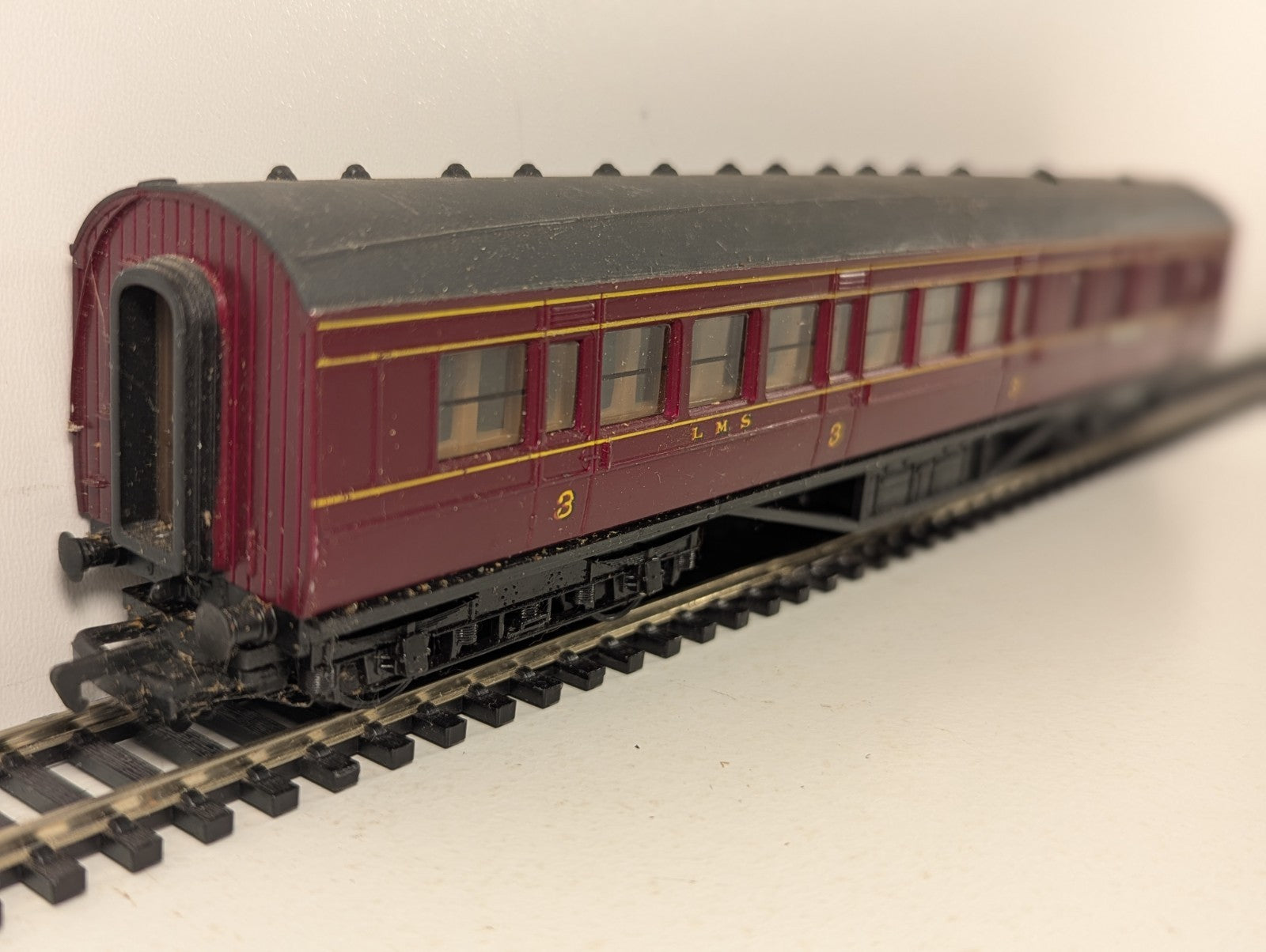 Mainline OO Gauge LMS 57ft Corridor Brake Third Passenger Coach 532
