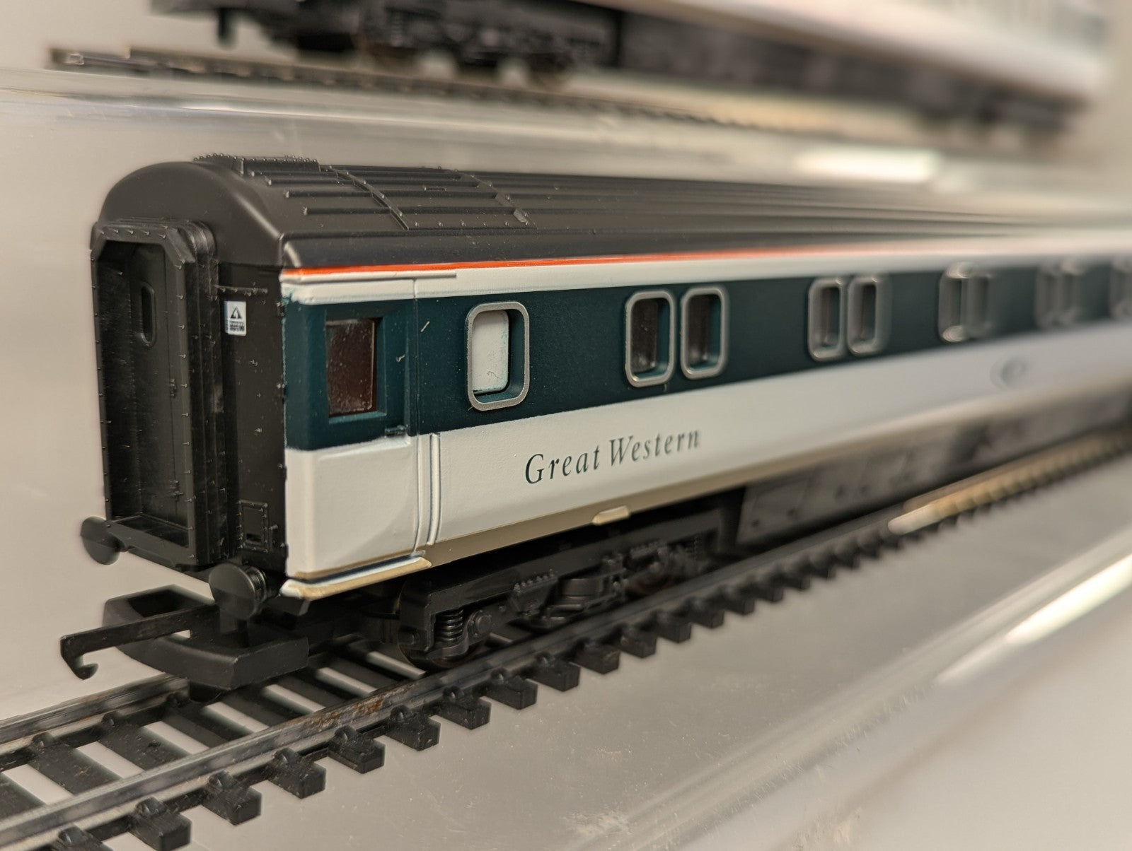 Lima L149970 OO Gauge GWR Class 47 & Two Mk3 Sleeper Coaches Set - boxed