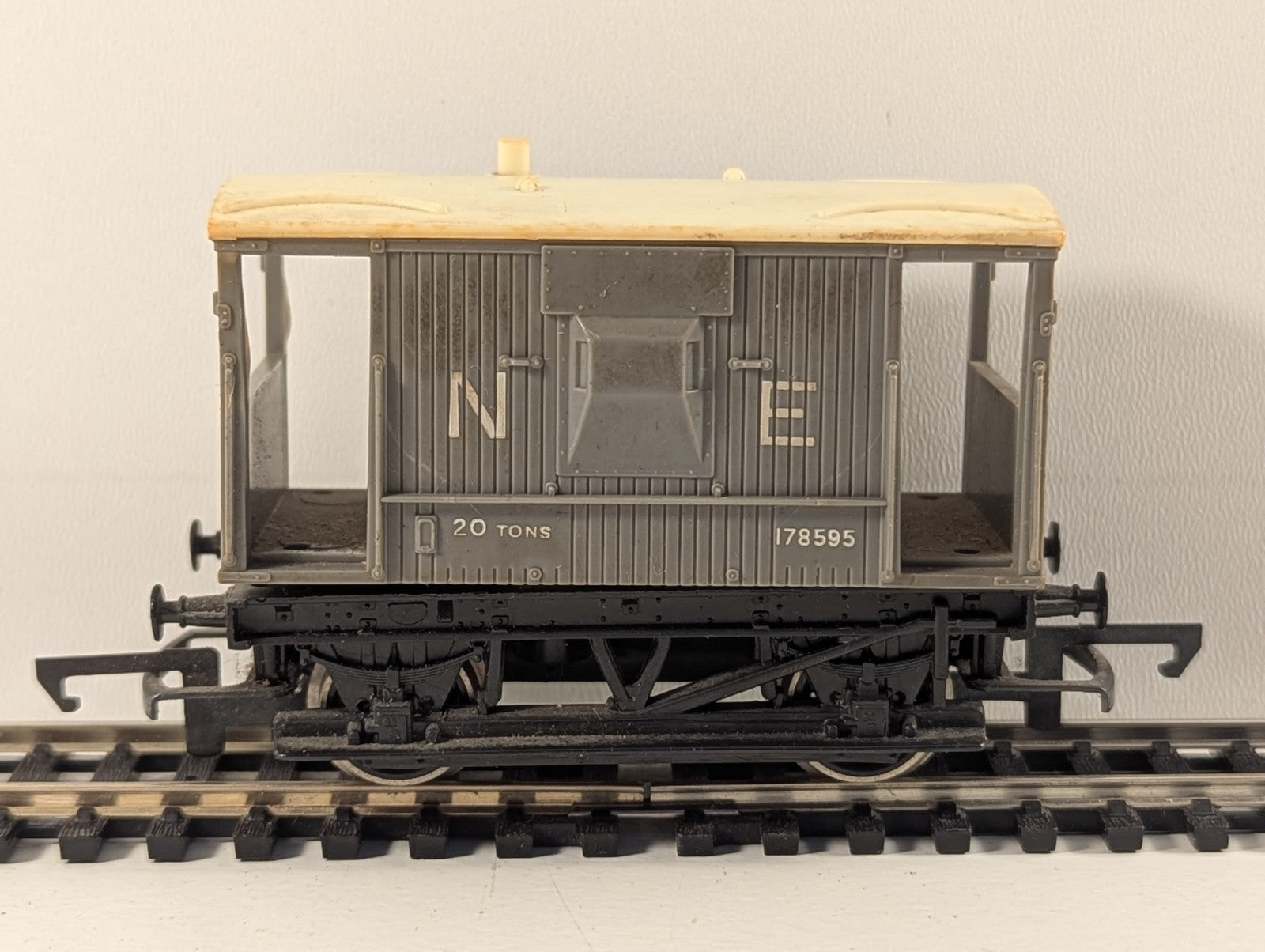 Hornby Railways R215 OO Gauge North Eastern Brake Van - Boxed