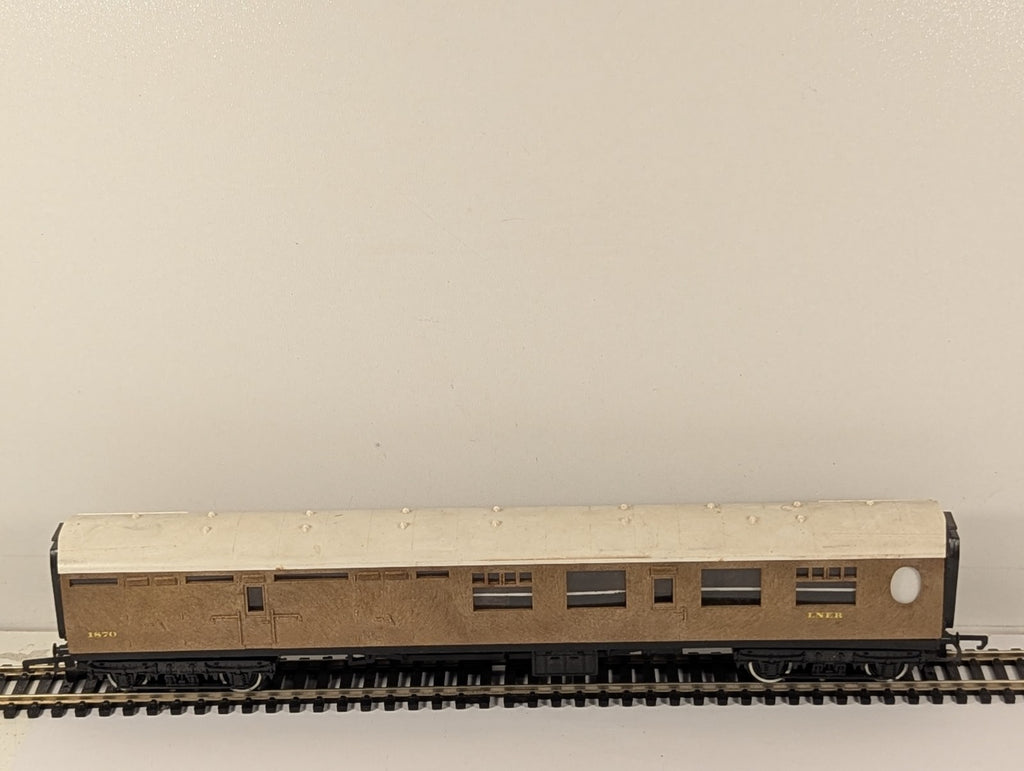 Hornby R938 OO Gauge LNER Corridor Brake Third Coach No. 1870