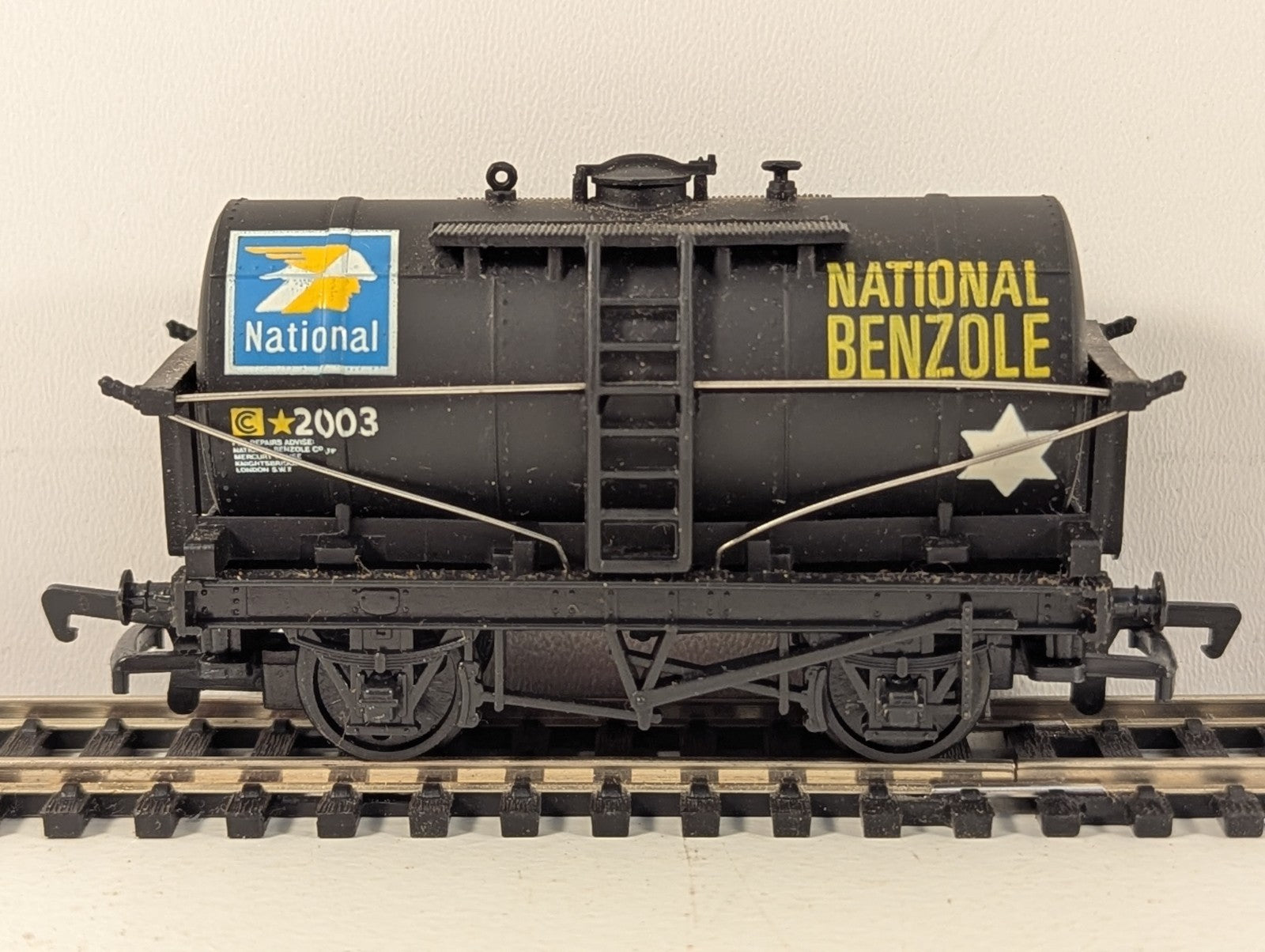 Mainline Railways 37-146 OO Gauge National Benzole Tank Wagon