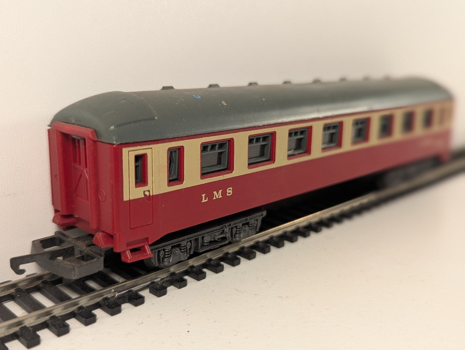 Lima HO Gauge LMS Red & Cream Passenger Coach