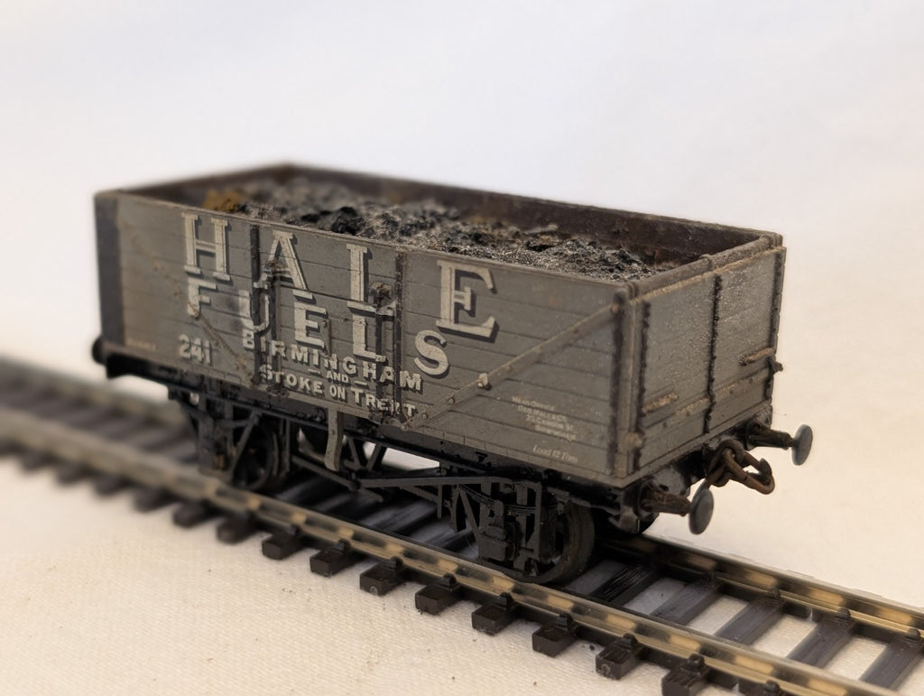 Airfix OO Gauge 7 Plank Wagon Hale Fuels Goods Wagon 241 Hale Fuels