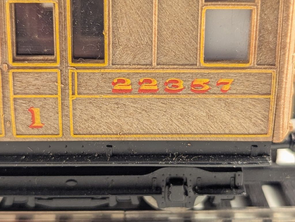 Hornby OO Gauge LNER Gresley Composite Coach Passenger Coach 22357 LNER Teak