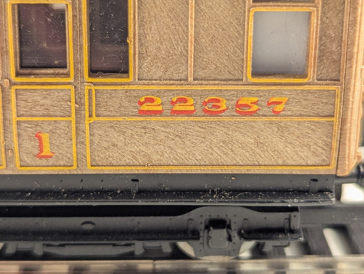 Hornby OO Gauge LNER Gresley Composite Coach Passenger Coach 22357 LNER Teak