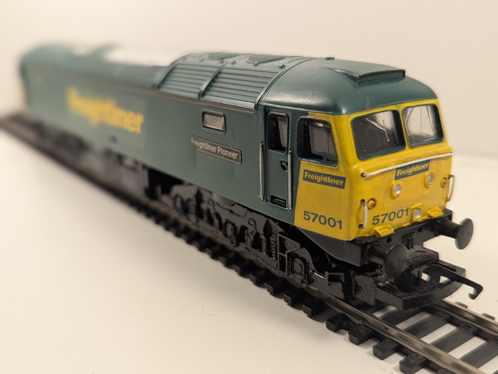 Hornby Class 57 57001 “Freightliner Pioneer” – Repainted – Poor Runner