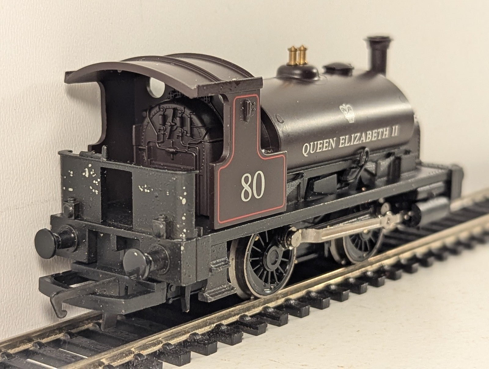 Hornby OO Gauge Class 0F 0-4-0ST Queen Elizabeth II Steam Locomotive 80 Brown