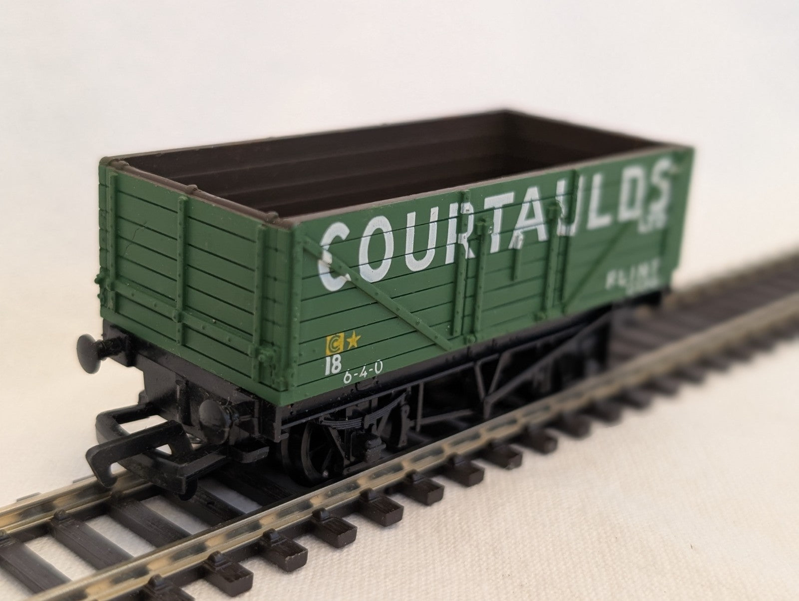 Mainline OO Gauge 7 Plank Open Wagon Courtaulds Goods Wagon 18 Courtaulds Green