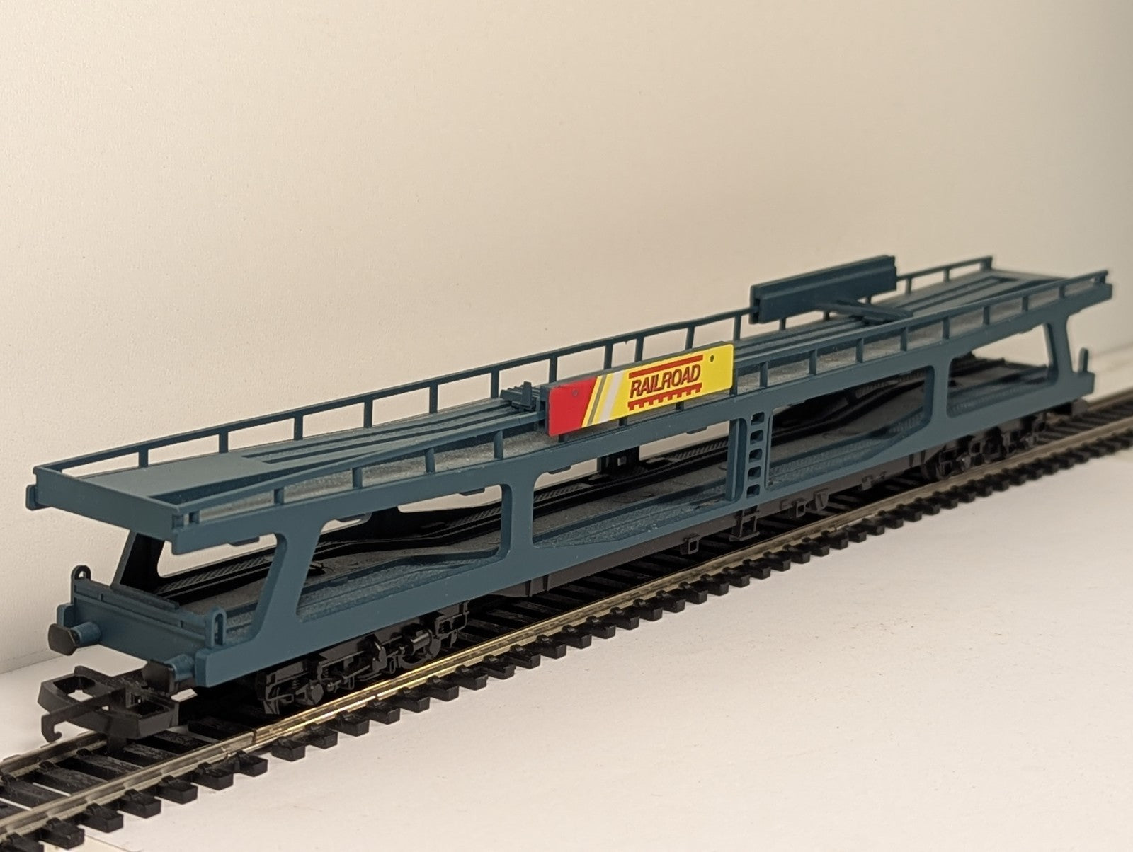 Hornby RailRoad OO Gauge R6423 Double Deck Car Transporter Wagon