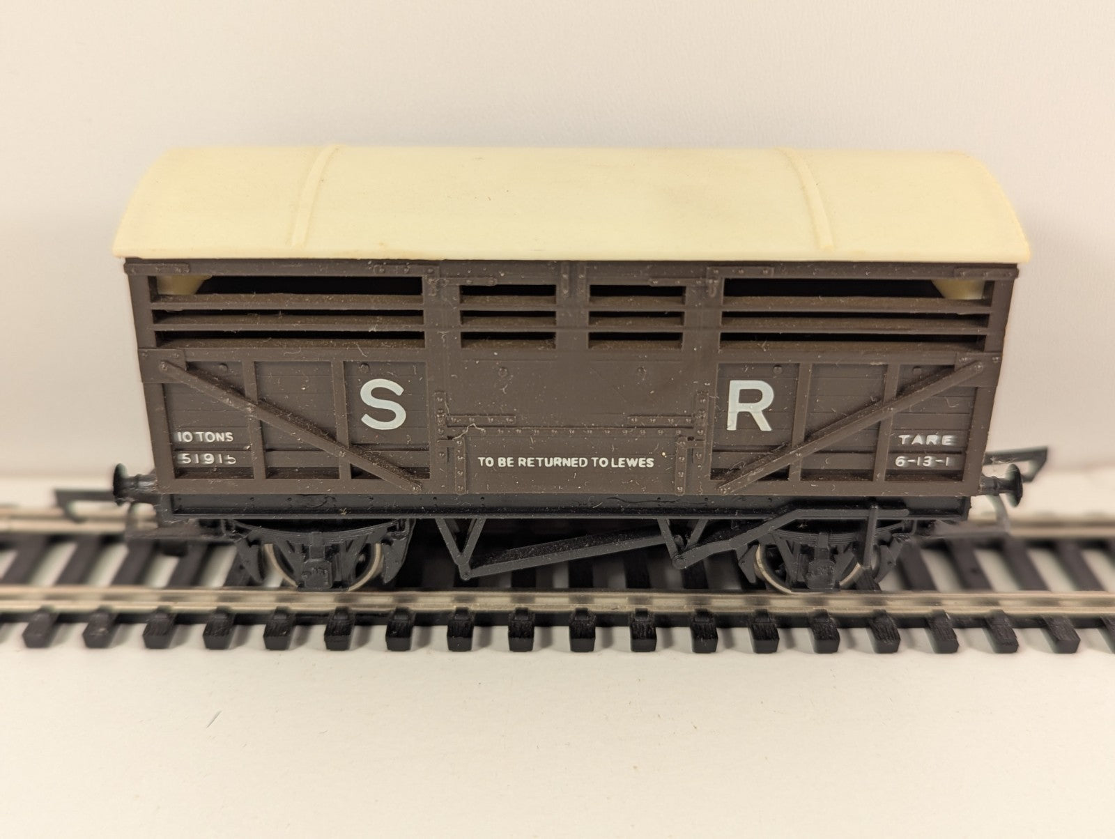 Hornby R106 SR Sheep / Cattle Wagon – OO Gauge