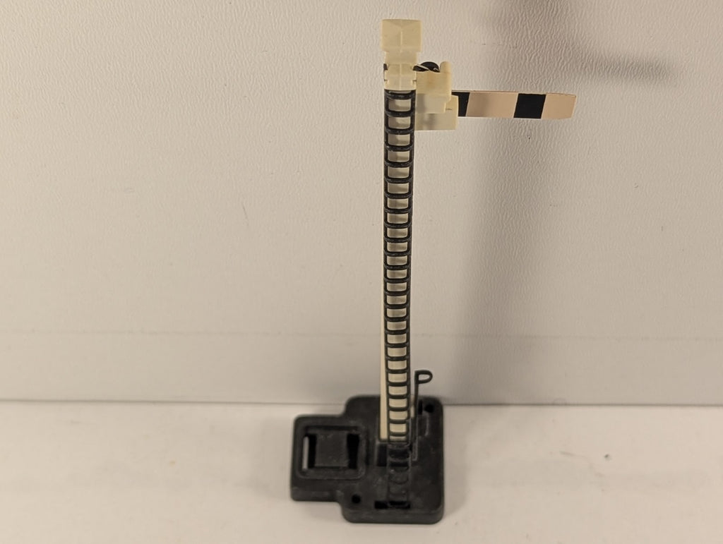 Hornby OO Gauge Home Signal Red / White R144
