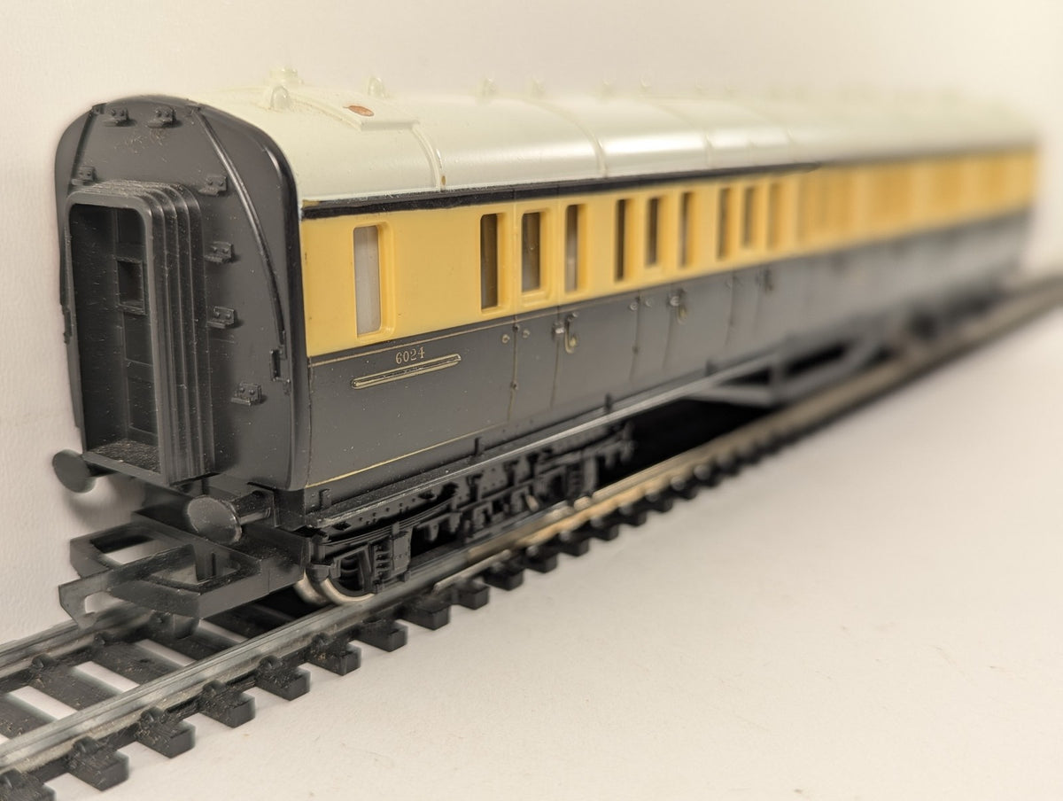Hornby OO Gauge GWR Composite Coach Passenger Coach 6024 GWR Chocolate and Cream