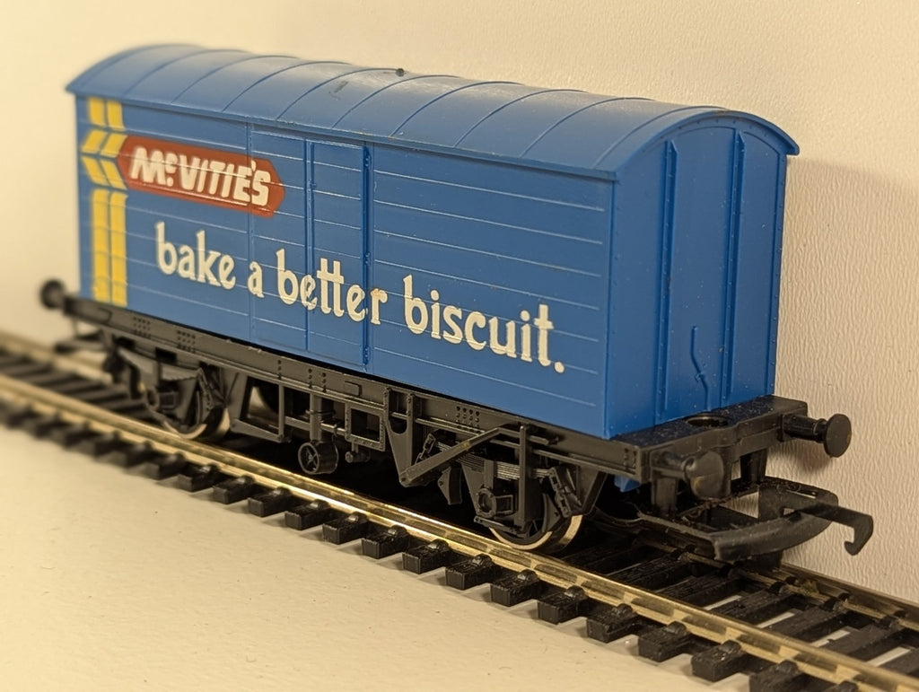 Hornby R727 OO Gauge McVitie's Biscuits Closed Van