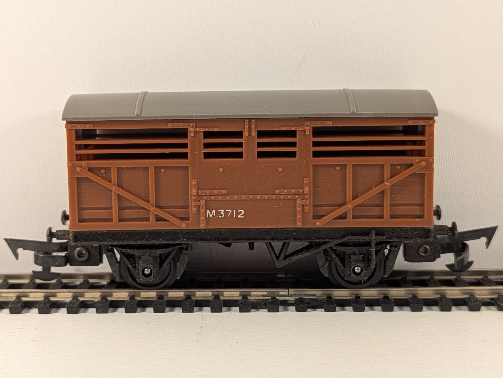 Tri-ang R122 Brown Cattle Wagon