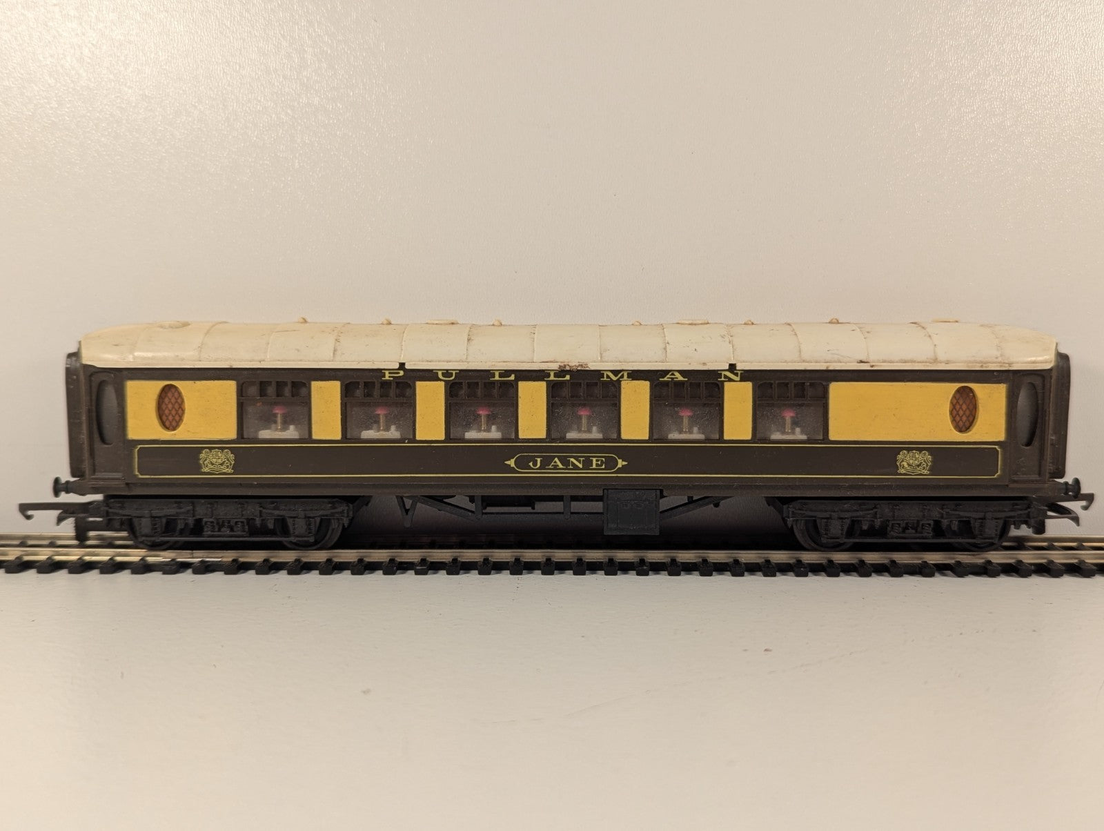 Tri-ang OO Gauge Pullman Coach “Jane”