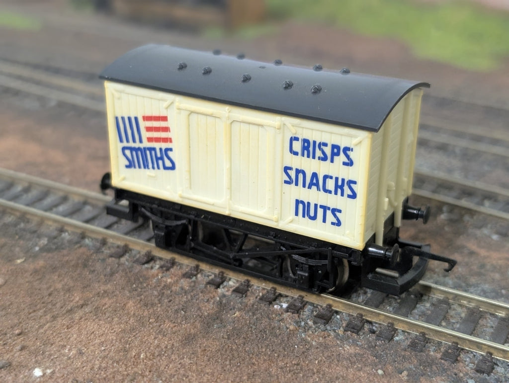 Hornby R135 Smiths Snacks Closed Van OO Gauge