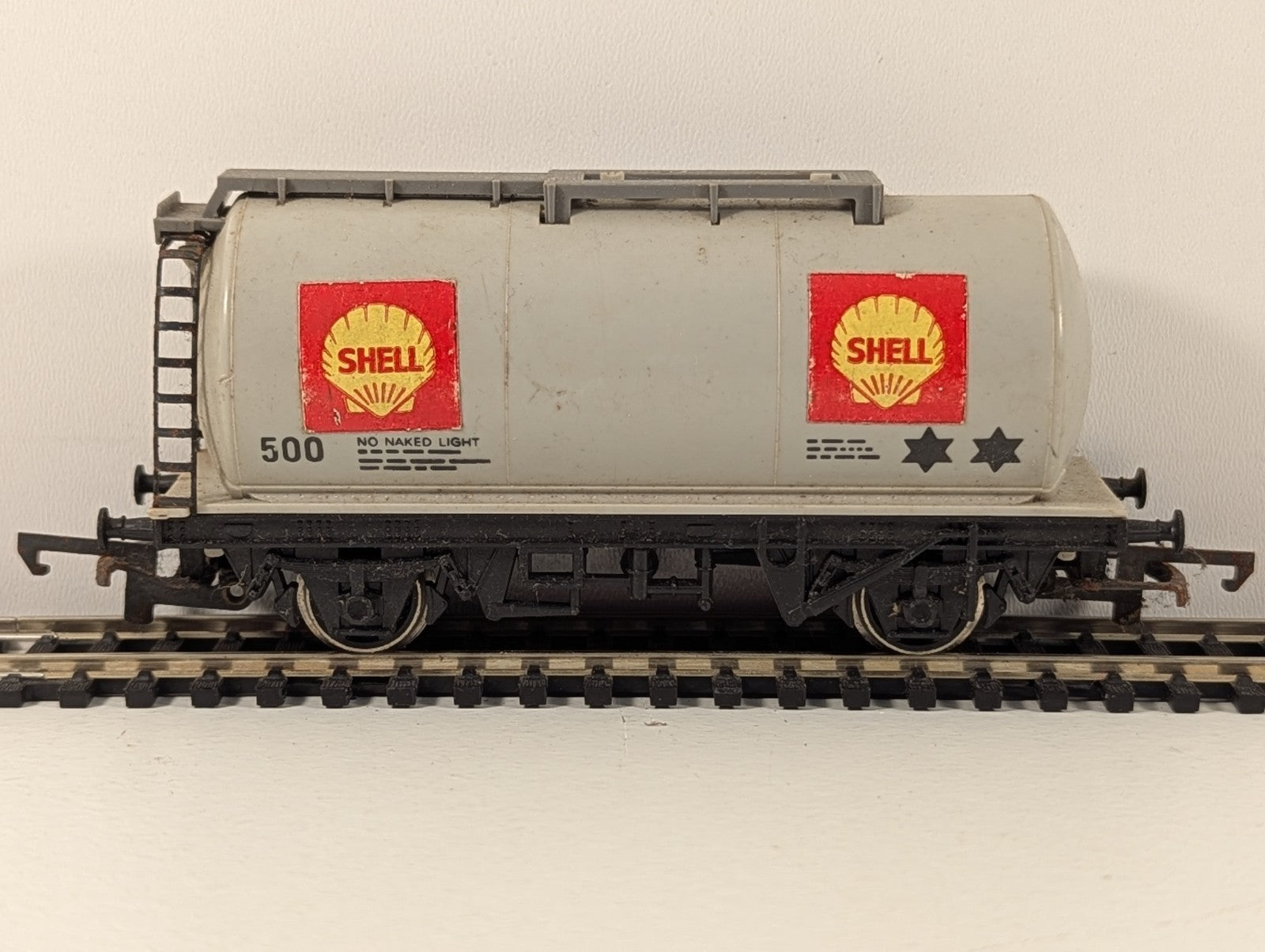 Hornby R020 OO Gauge Shell Tanker Wagon