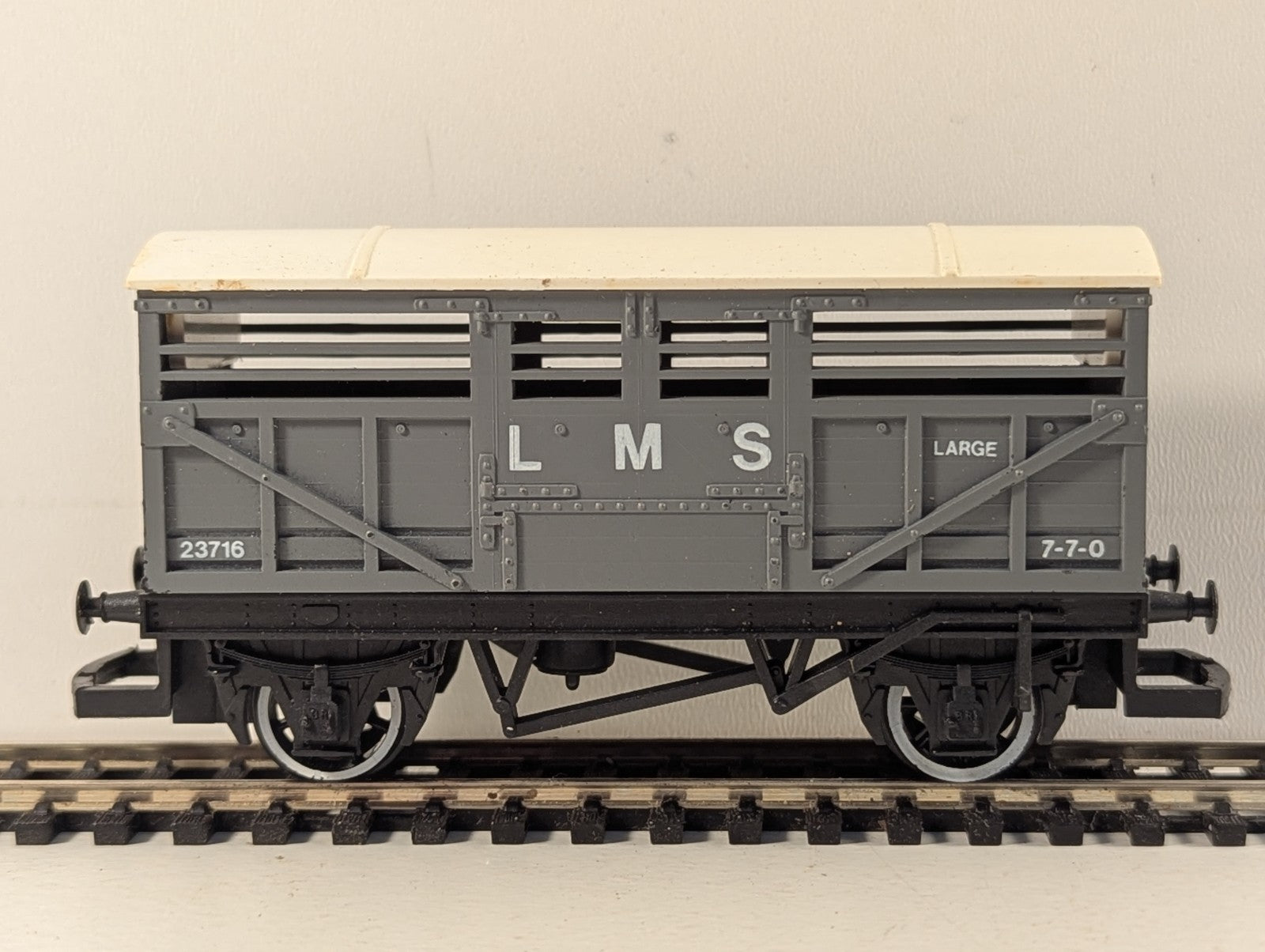 Hornby OO Gauge LMS Cattle Wagon Goods Wagon 23716 LMS Grey R237