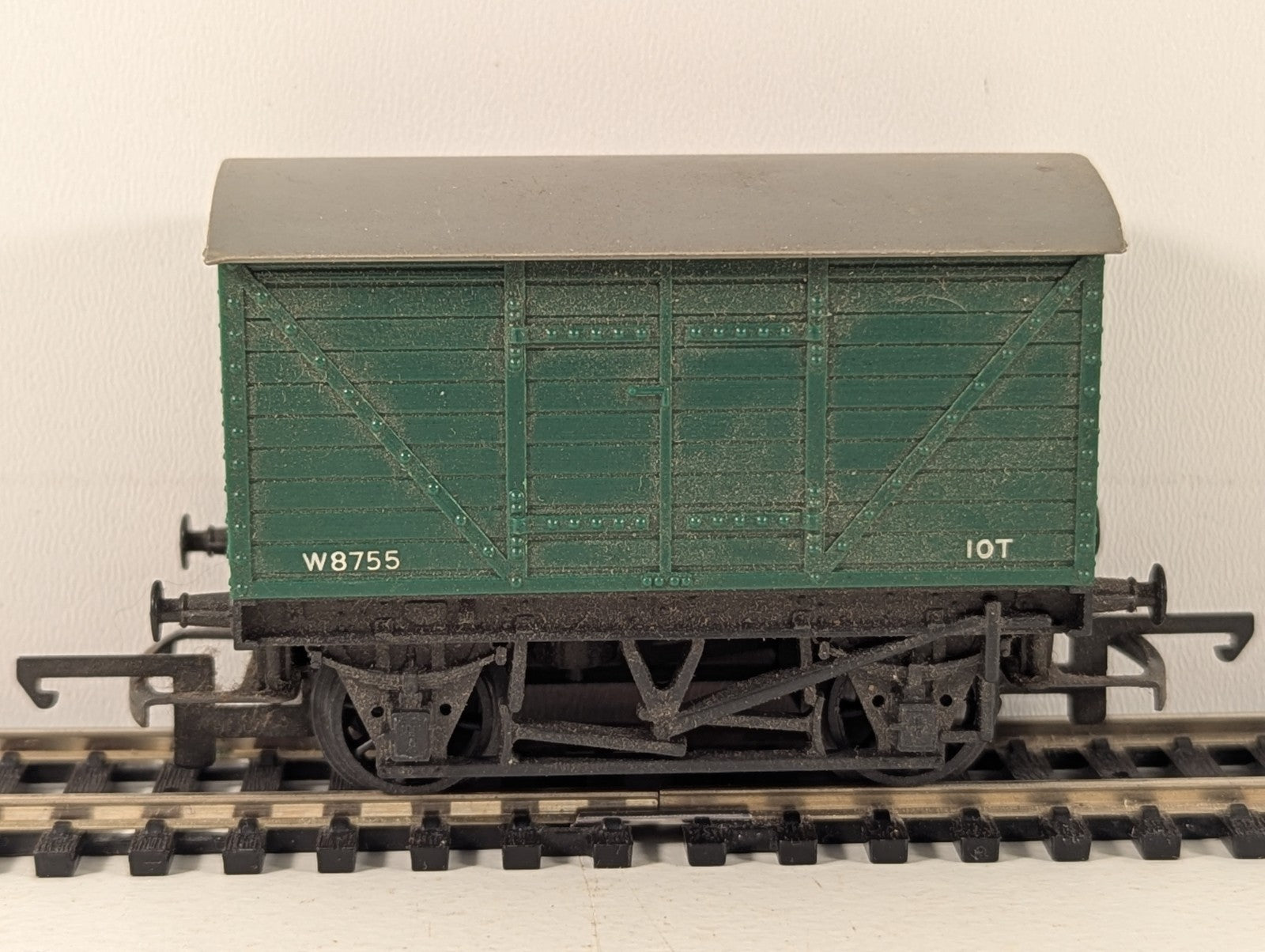 Tri-ang R11 OO Gauge 10 Ton Goods Van Green