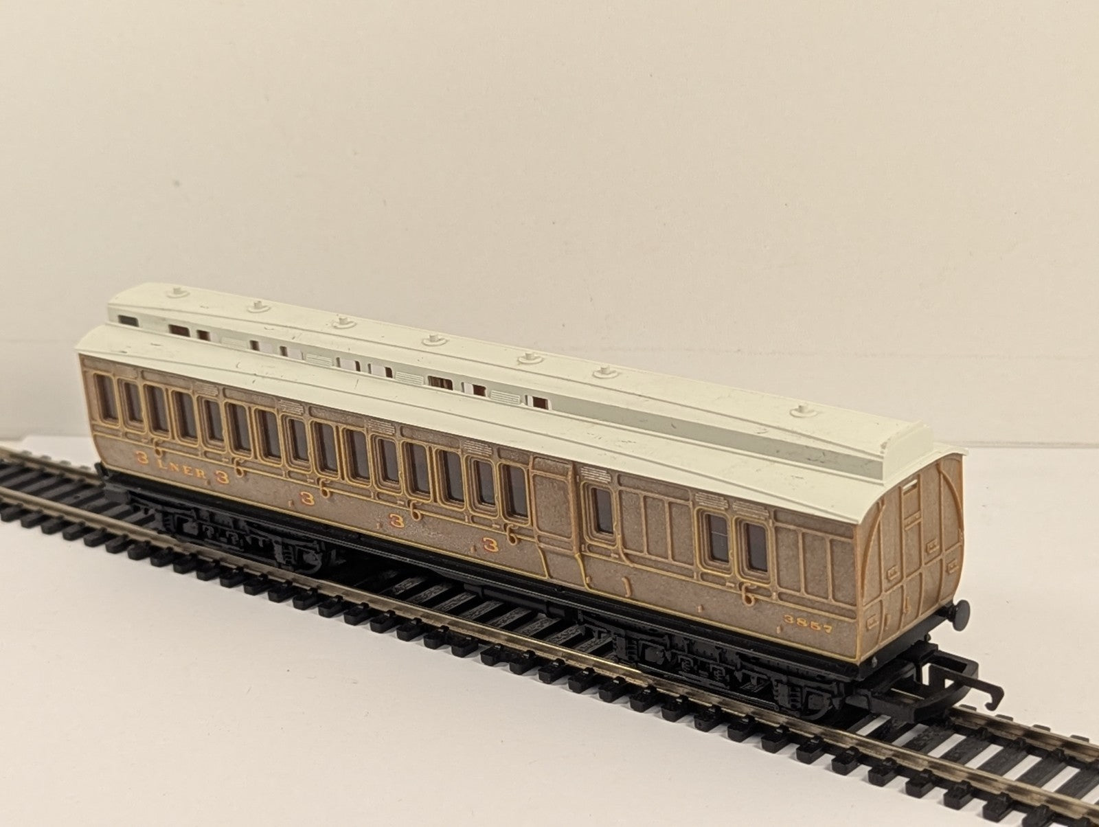Hornby R434 OO Gauge LNER Teak Clerestory 3rd Class Coach 3857 Brake Coach