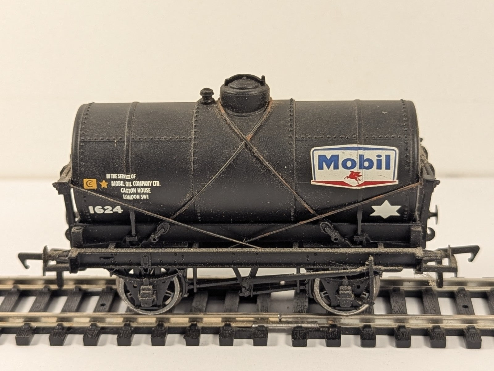 Bachmann OO Gauge 14 Ton Tank Wagon Goods Wagon 1624 Mobil Black 37