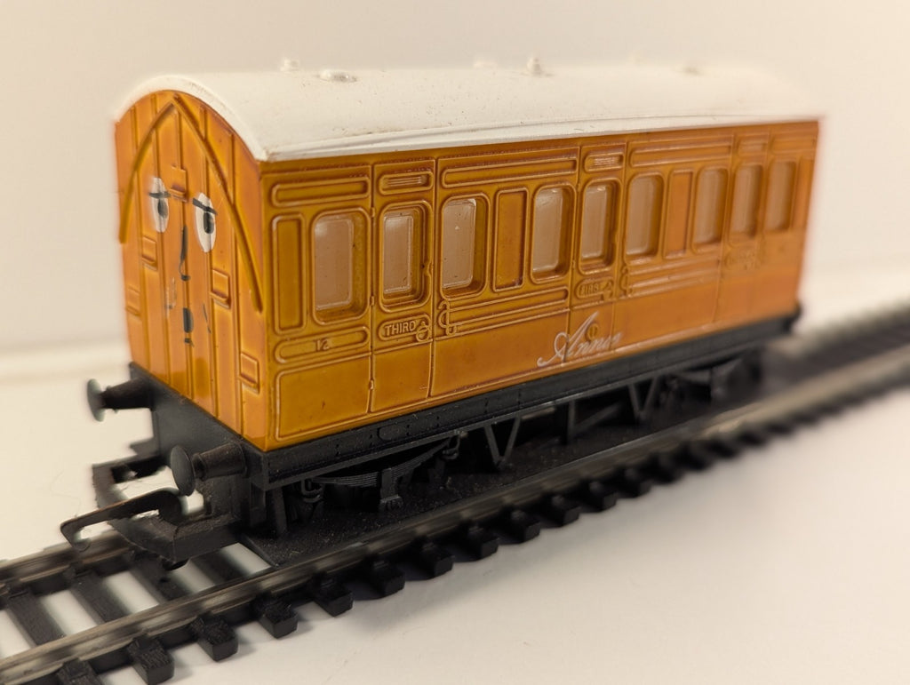 Hornby R110 OO Gauge ‘Annie’ 4-Wheel Coach – Thomas the Tank Engine Series