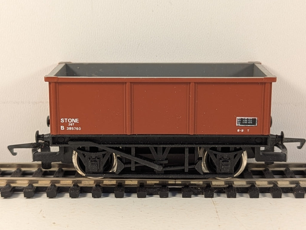 Hornby R239 BR 26T Stone Mineral Wagon finished in BR Bauxite livery.