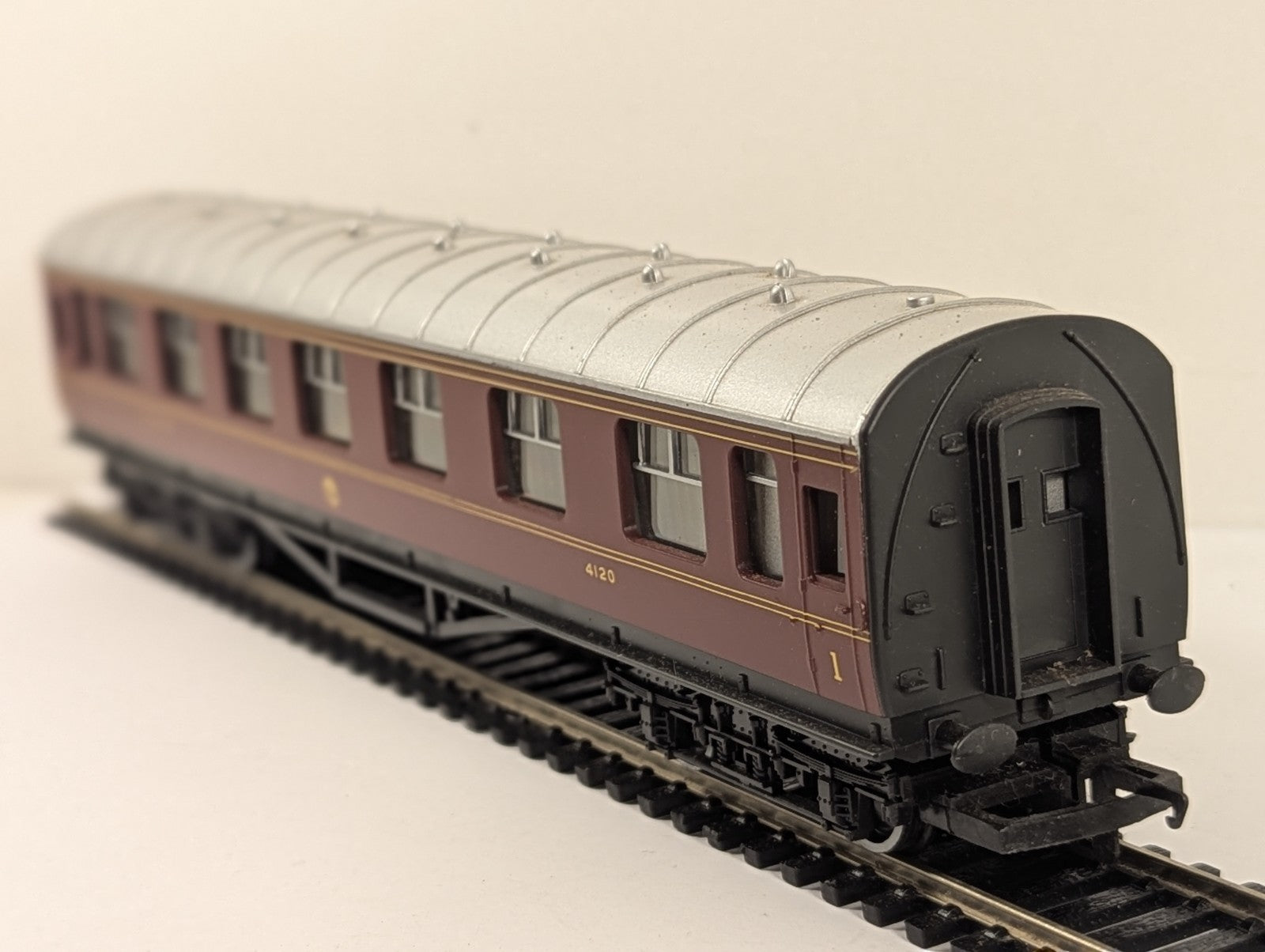 Hornby R474 OO Gauge LMS Composite Coach 4120