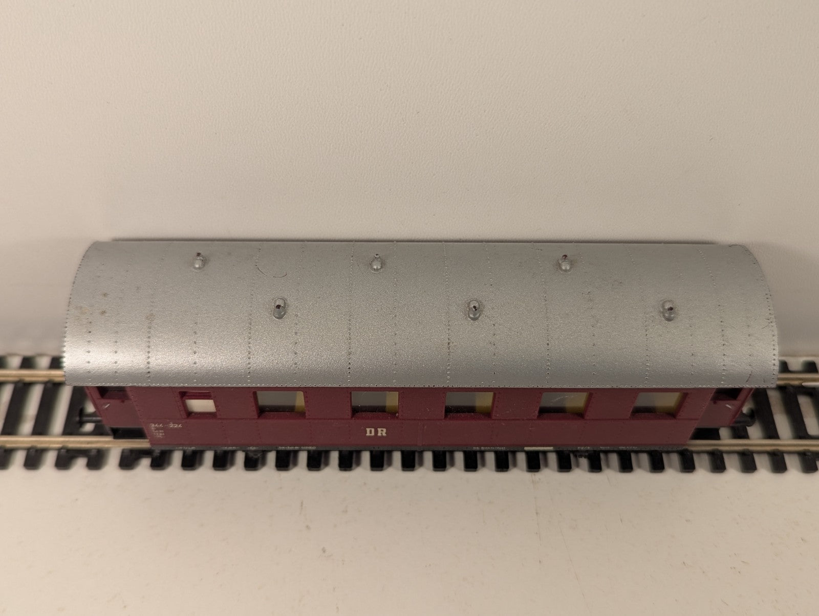 Piko HO Gauge Deutsche Reichsbahn Maroon Passenger Car Missing Couplings