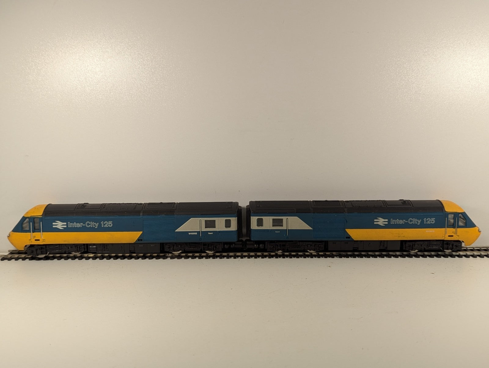 Hornby OO Gauge Class 43 HST Inter-City 125 Power and Dummy Car