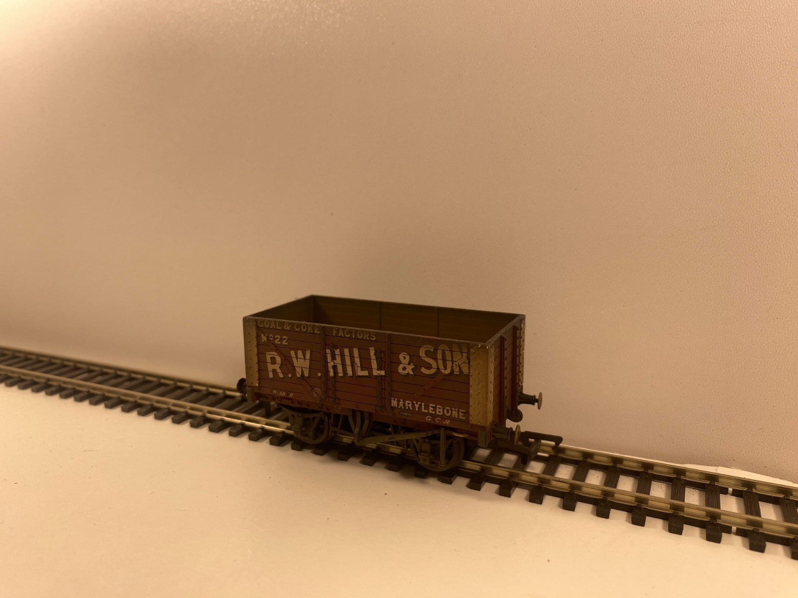 Bachmann 37-162 13T 8 Plank Wagon No. 22 – R. W. Hill & Son – Weathered Version