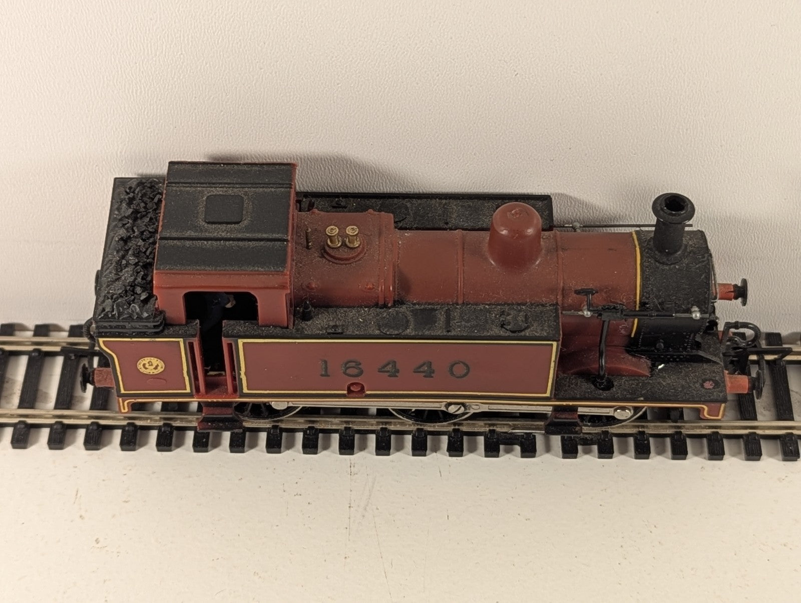 Hornby R52 OO Gauge Class 3F 0-6-0 Tank Locomotive 16440 LMS Maroon