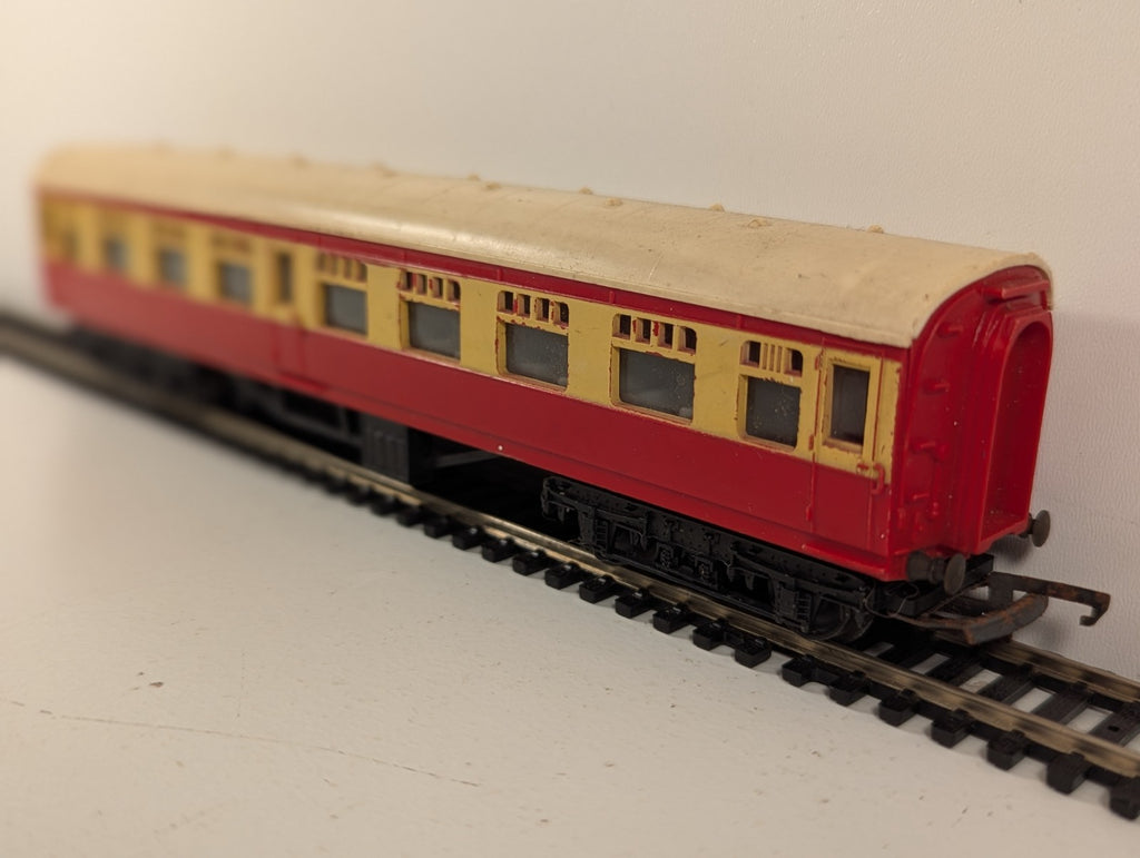 Tri-ang OO Gauge BR Composite Coach Maroon & Cream