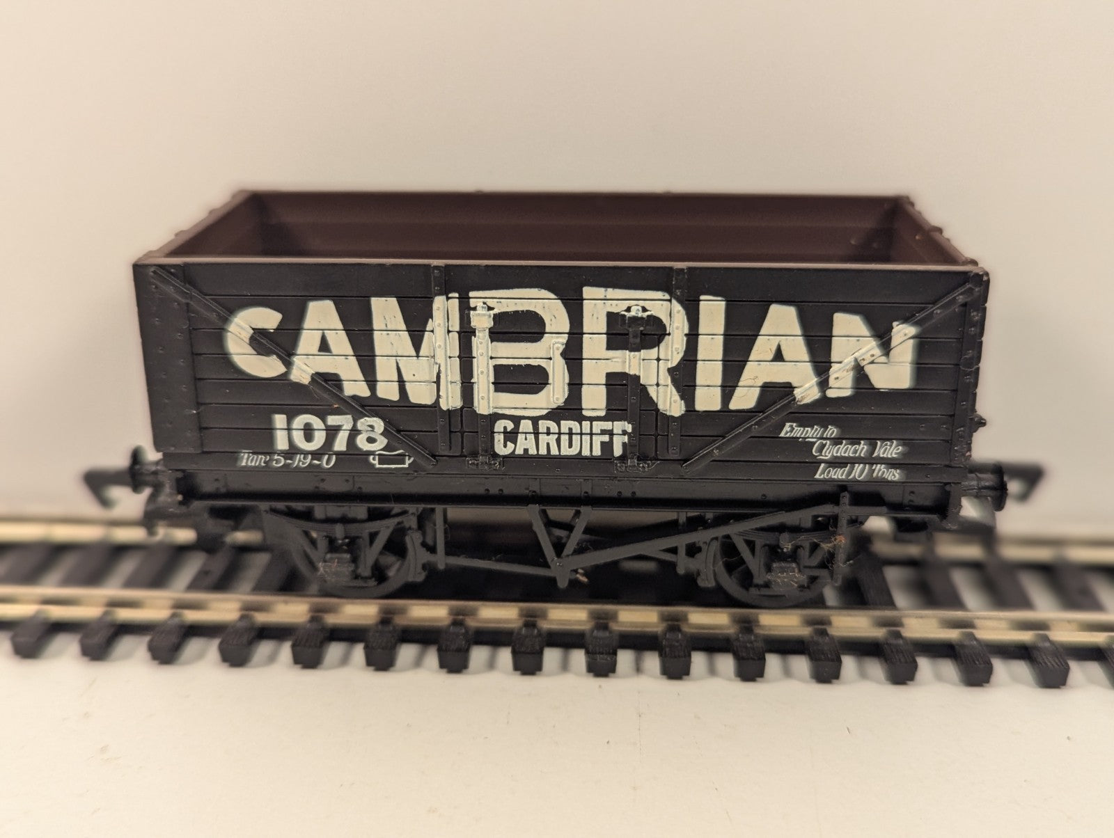 Mainline OO Gauge Cambrian Cardiff 7 Plank Coal Wagon