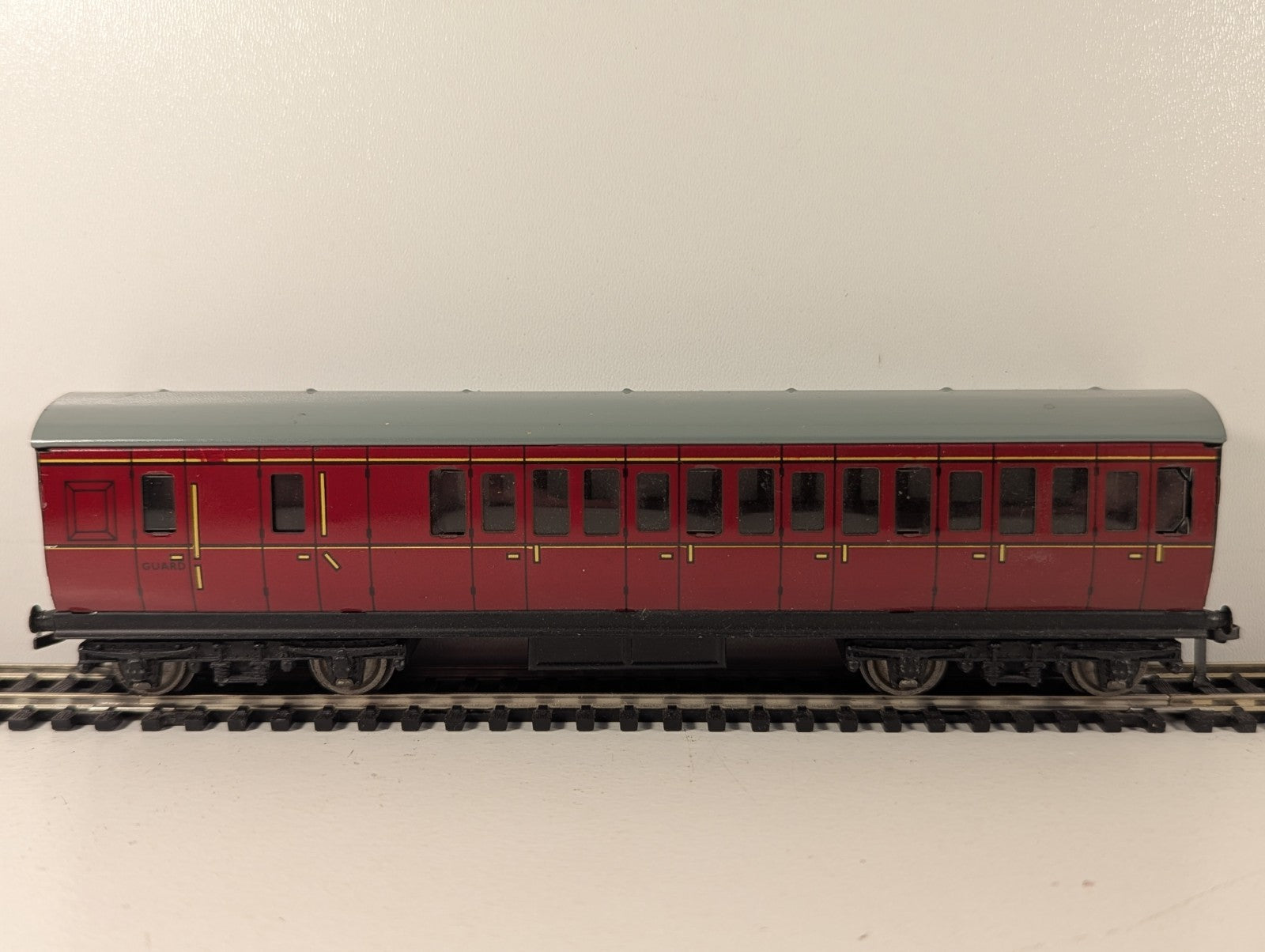 Hornby Dublo OO Gauge Tinplate BR Maroon Suburban Brake Coach