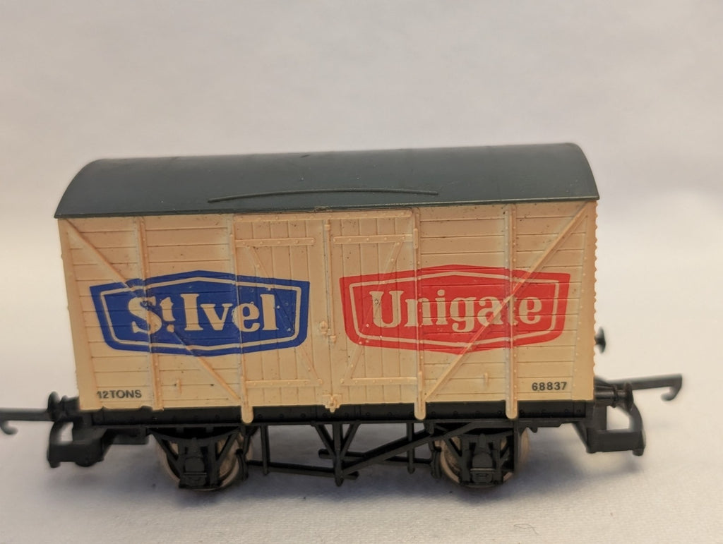 Lima OO Gauge St Ivel / Unigate 12 Ton Box Van Goods Wagon 68837