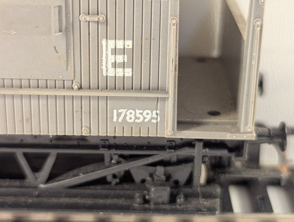 Hornby OO Gauge LNER 20 Ton Brake Van 178595 LNER Grey R124