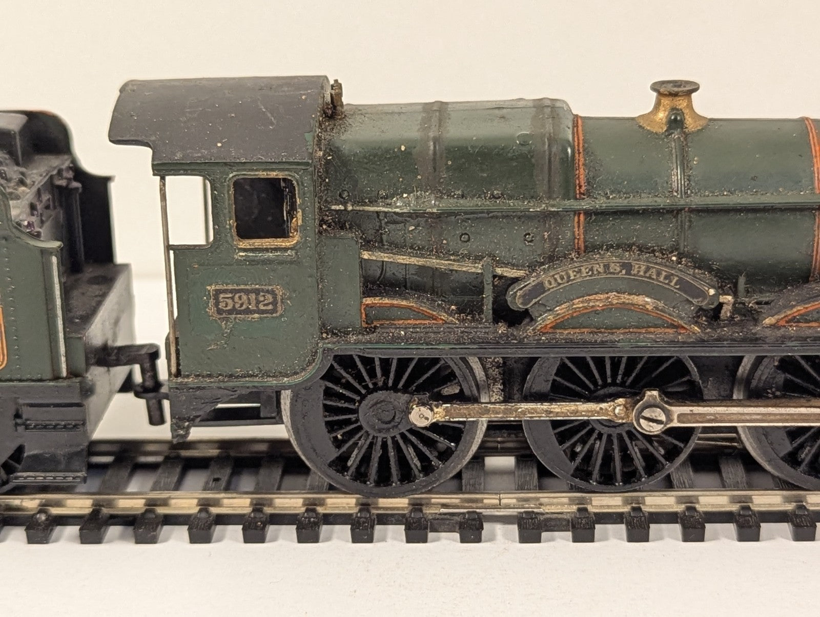 Tri-ang OO Gauge GWR Hall Class 4-6-0 'Queen's Hall' Locomotive 591