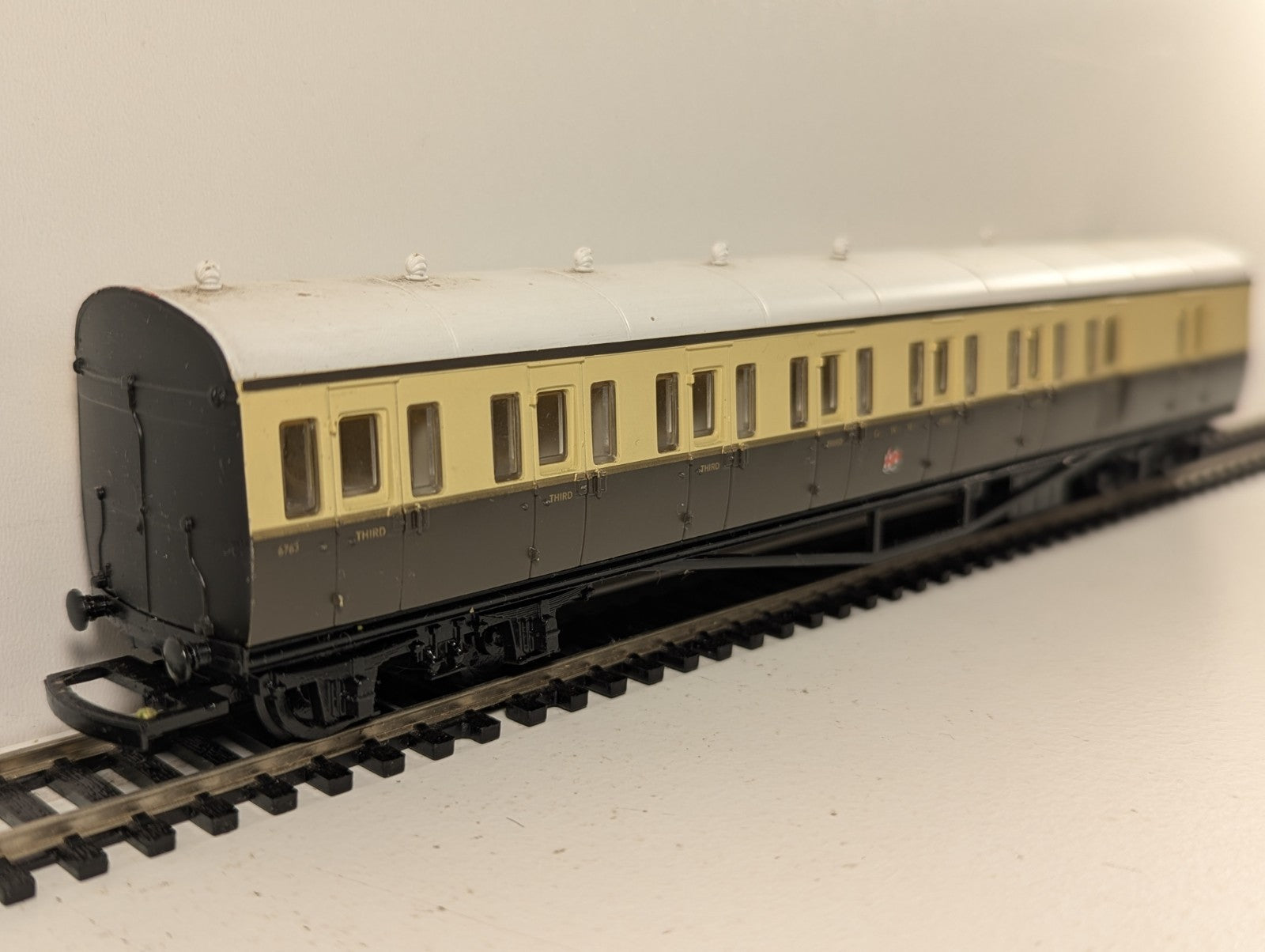 Hornby R4030D OO Gauge GWR Suburban B Composite Brake Coach