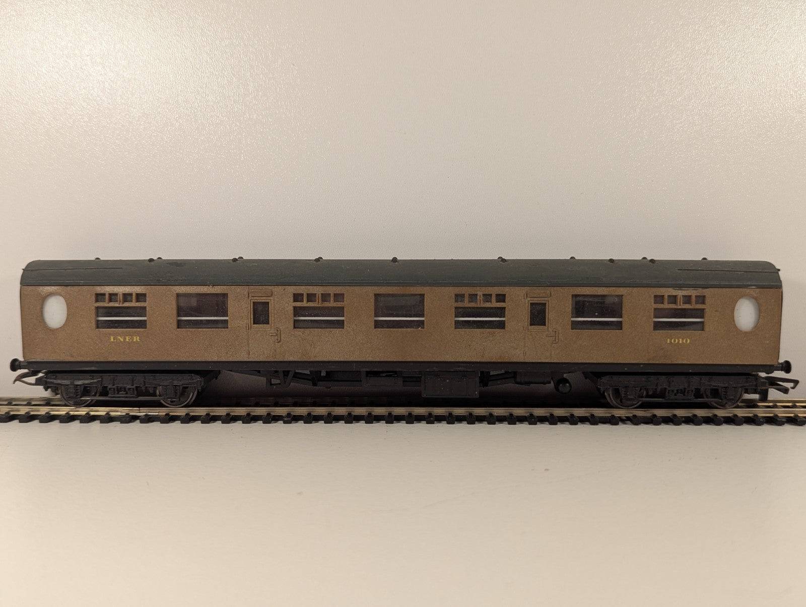 Hornby OO Gauge LNER Corridor Full Third Coach