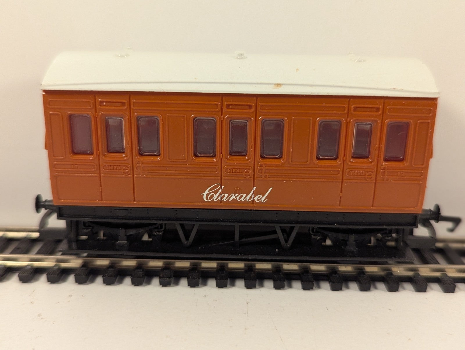 Hornby OO Gauge Thomas & Friends Clarabel Coach