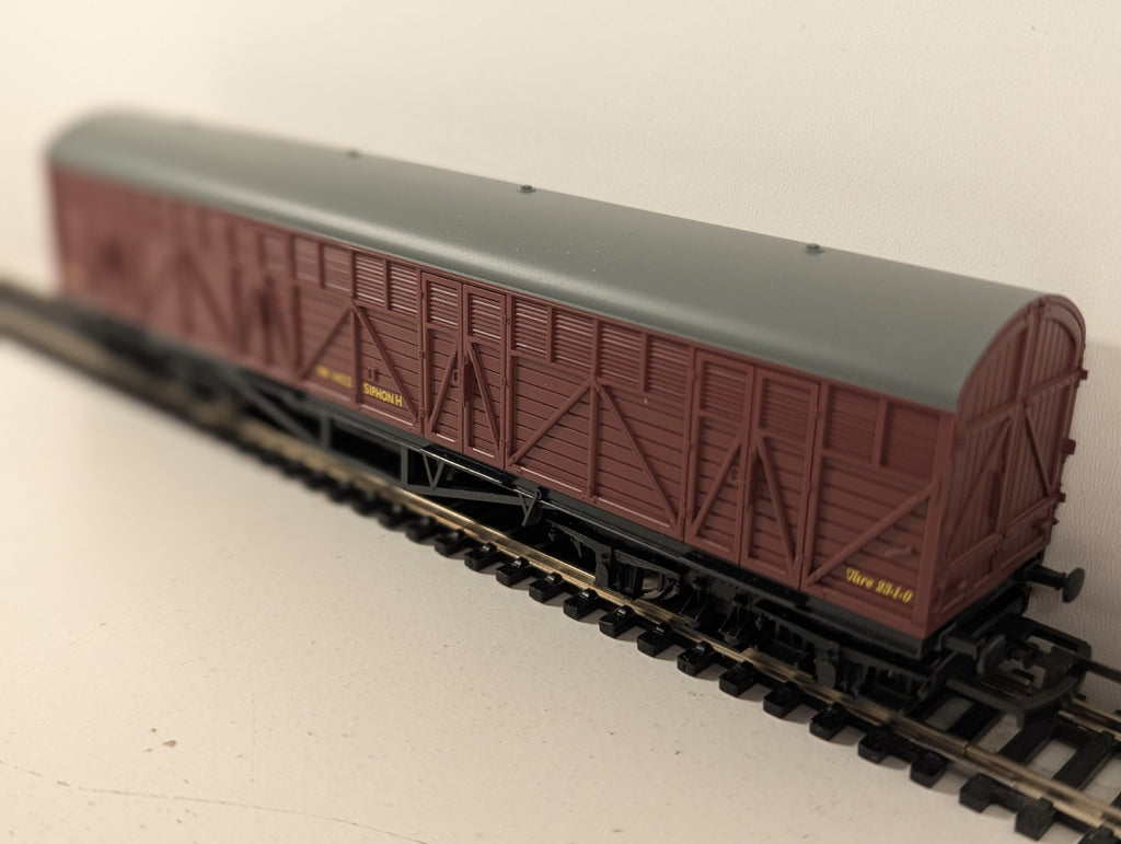 Hornby OO Gauge R6539 BR Siphon H Bogie Wagon Maroon