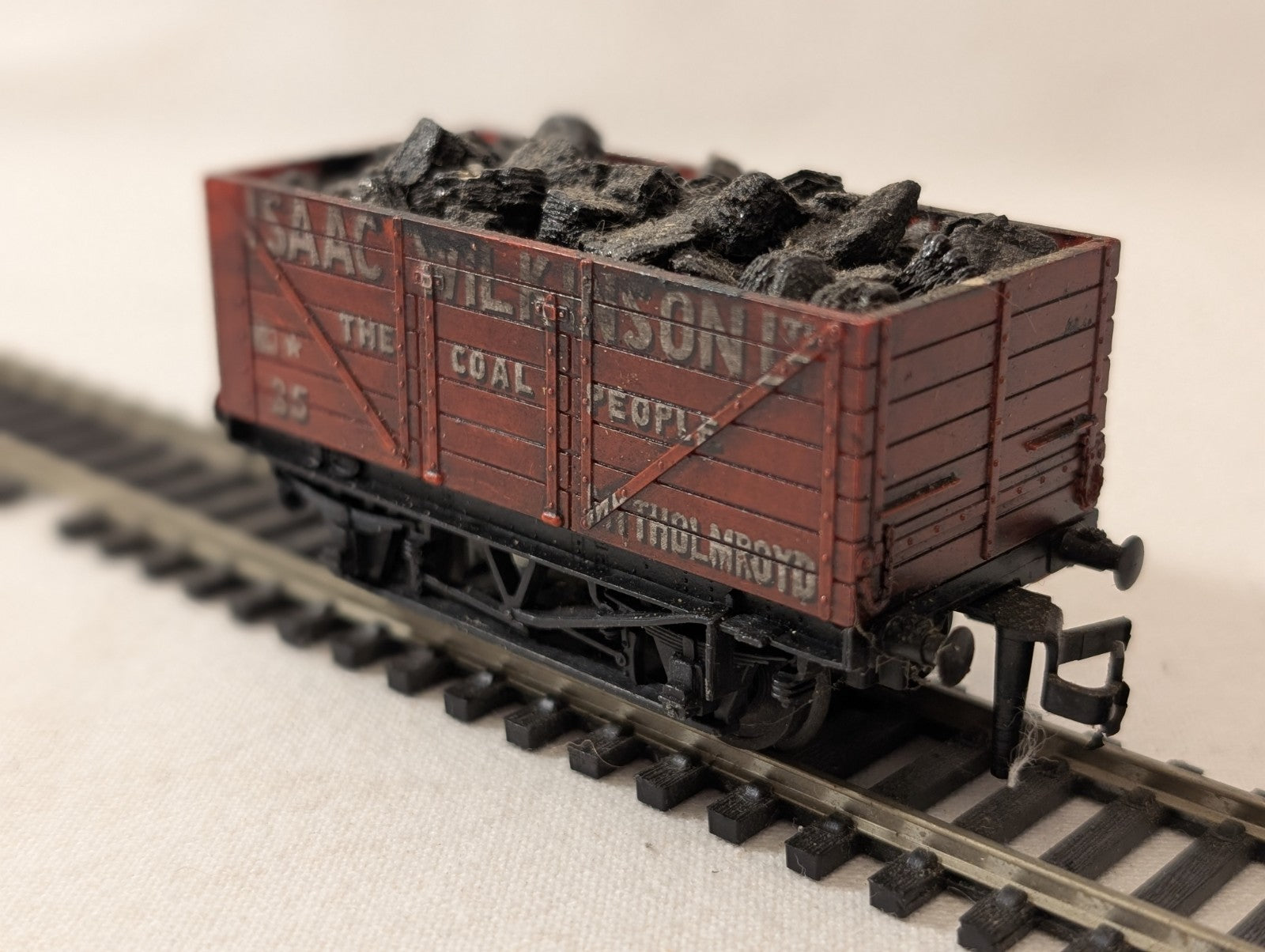 Trix 1368 OO Gauge 7-Plank Open Mineral Wagon – “Isaac Wilkinson Ltd” Red