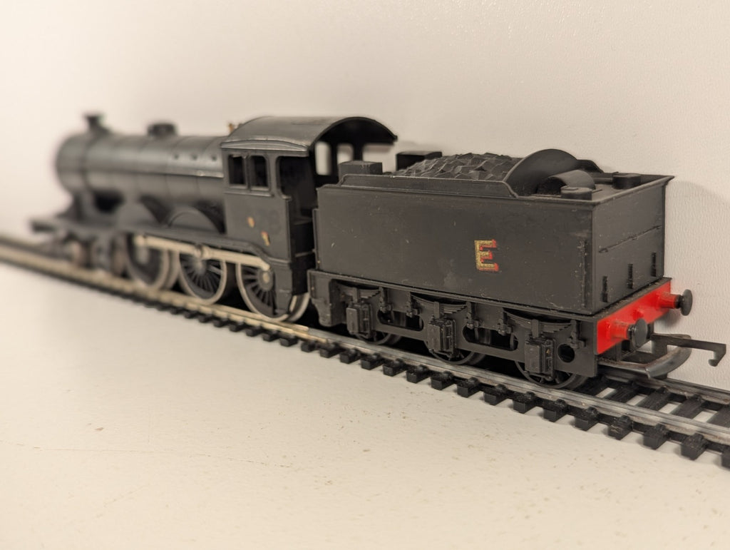 Hornby R150 OO Gauge LNER Class B12 LNER Wartime Black - Boxed